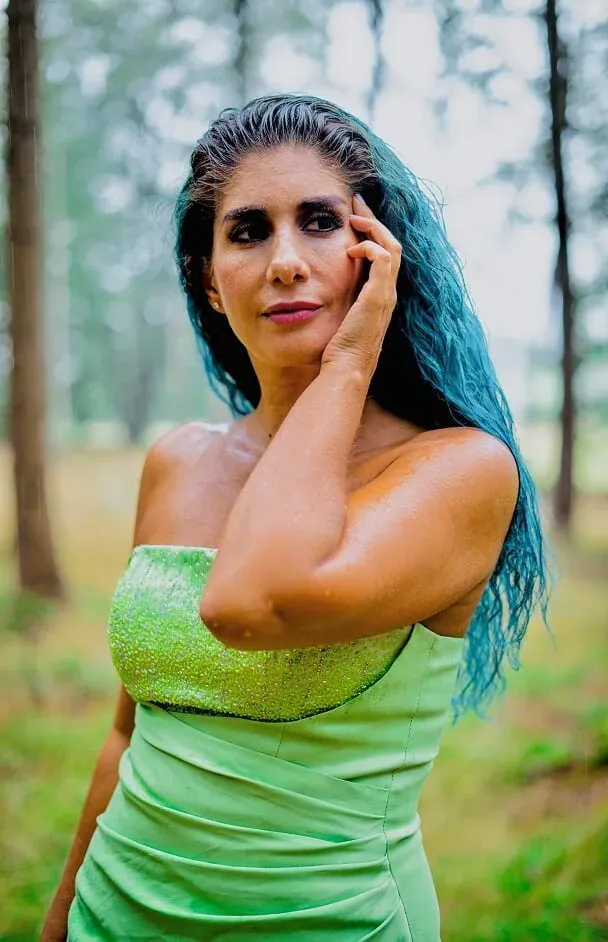 Lila J. mit blauen Haaren beim Shooting
